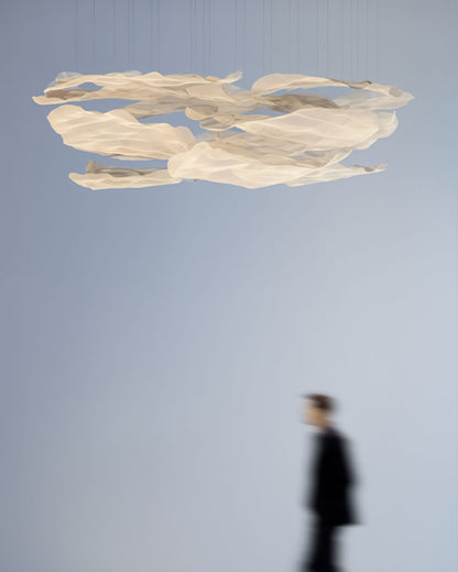 Lámpara de techo decorativa con diseño de nubes en ambiente minimalista, iluminación moderna