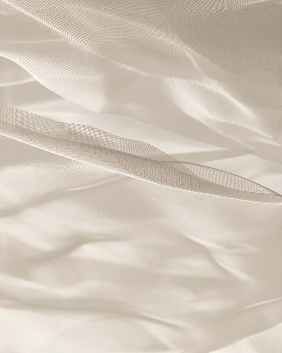 textura de tela translúcida beige con pliegues suaves y apariencia ligera