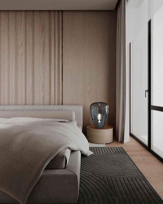 Lámpara de mesa moderna de vidrio sobre buró en dormitorio minimalista, iluminación Birot MX