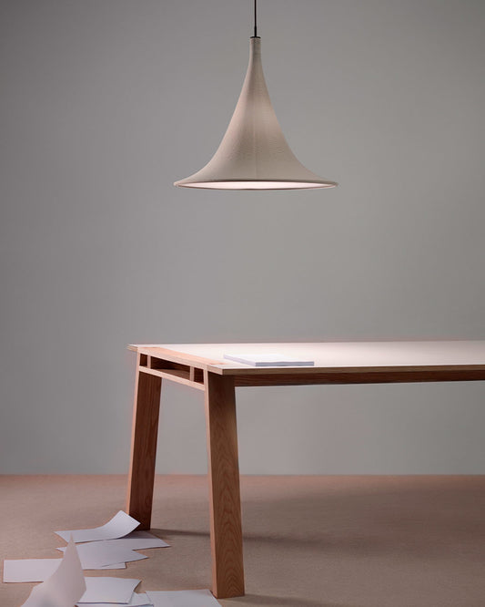 Lámpara colgante moderna sobre mesa de madera, papeles en el suelo, iluminación Birot MX