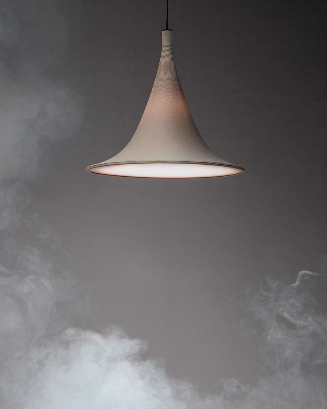 Lámpara colgante moderna blanca sobre fondo gris en boutique de iluminación Birot MX.