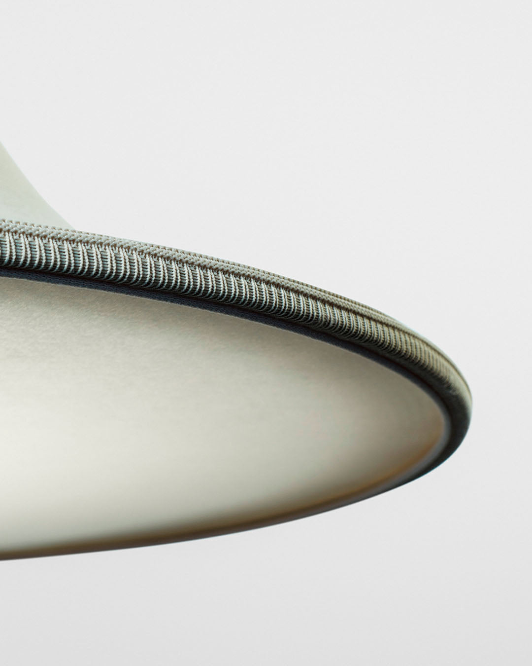 Detalle de lámpara moderna de diseño en Birot MX, boutique de iluminación elegante.