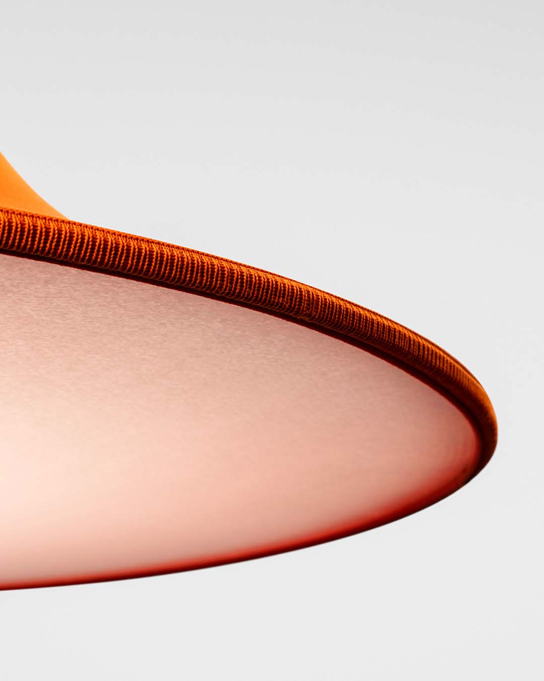 Detalle de pantalla de lámpara naranja moderna, boutique de iluminación Birot MX