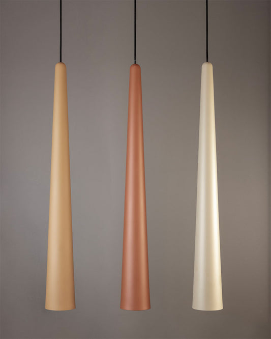 Lámparas colgantes modernas de cono en tonos beige, terracota y blanco sobre fondo gris.