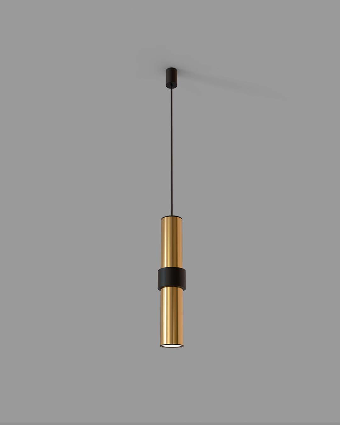Lámpara colgante dorada de diseño moderno con detalle negro, sobre fondo gris.
