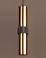 Lámpara colgante dorada de diseño moderno en interior minimalista, iluminación decorativa.