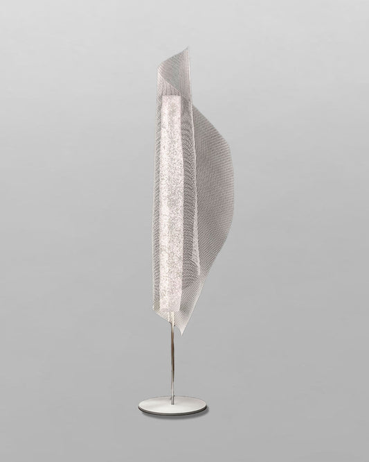Lámpara de piso Clara, diseño moderno escultural en malla de acero color blanco.