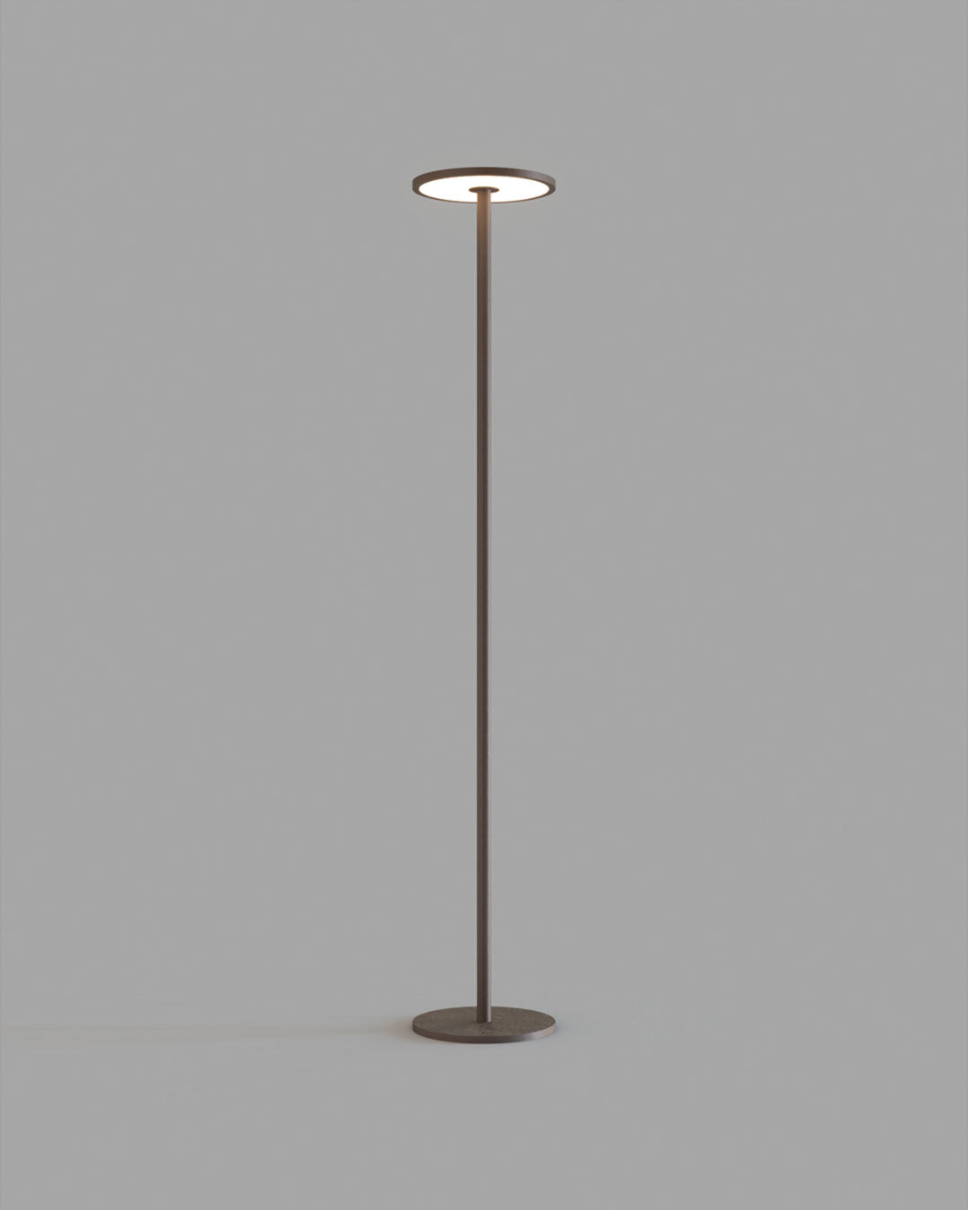 Lámpara de piso diseño minimalista Colum con difusor circular en acabado fog nickel encendida.