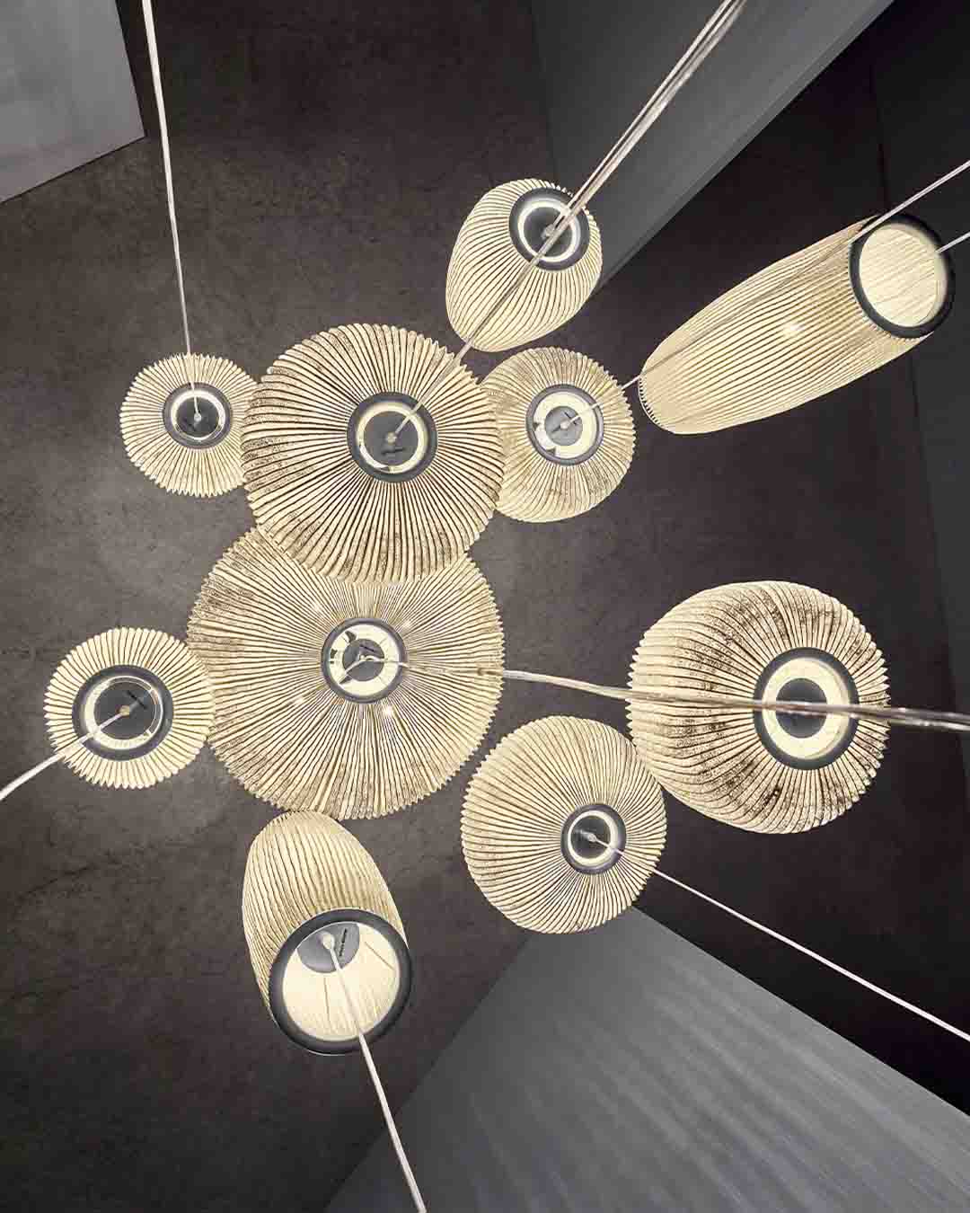Lámparas colgantes modernas de diseño orgánico en techo, iluminación decorativa interior.