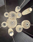 Lámparas colgantes modernas de diseño orgánico en techo, iluminación decorativa interior.