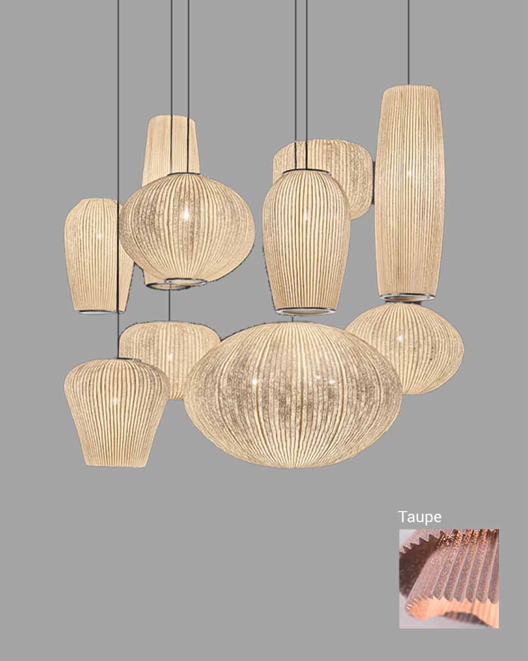 Lámparas colgantes modernas de vidrio estriado en color taupe, iluminación decorativa.