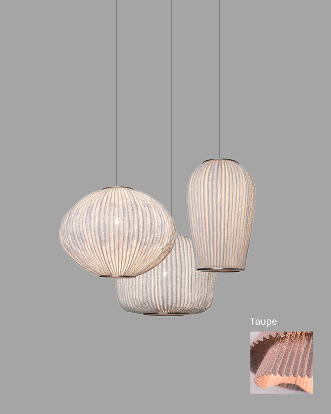 Lámparas colgantes decorativas de color taupe, diseño moderno de líneas verticales.