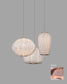 Lámparas colgantes decorativas de color taupe, diseño moderno de líneas verticales.