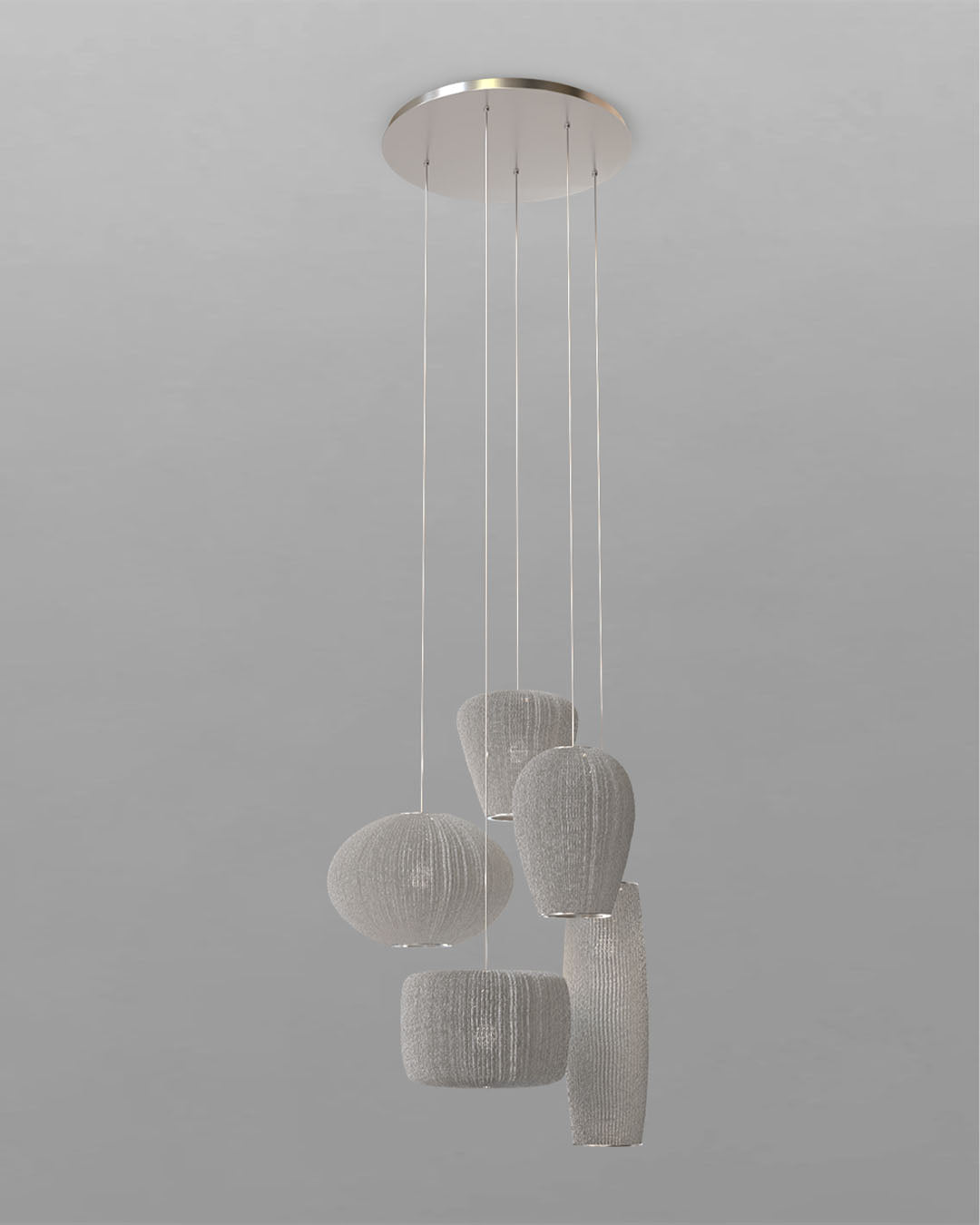 Lámpara colgante moderna gris con cinco pantallas de vidrio en diferentes formas, diseño minimalista