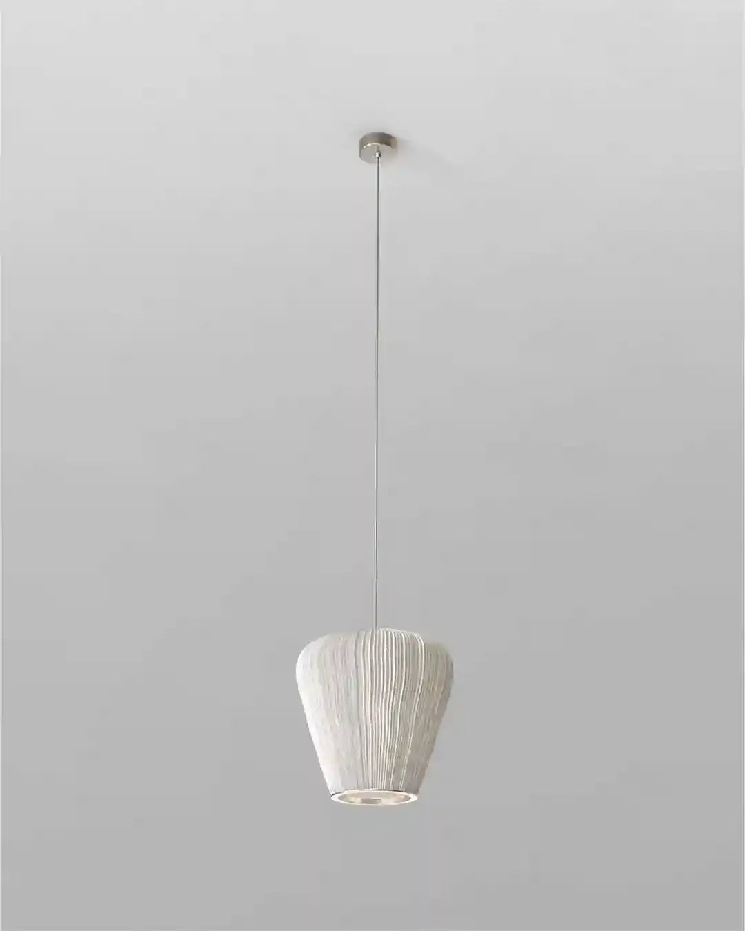 Lámpara colgante blanca de diseño moderno sobre fondo gris en boutique de iluminación Birot MX