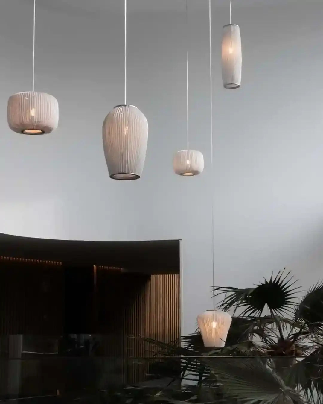Lámparas colgantes modernas blancas en interior elegante con plantas, Birot MX iluminación.