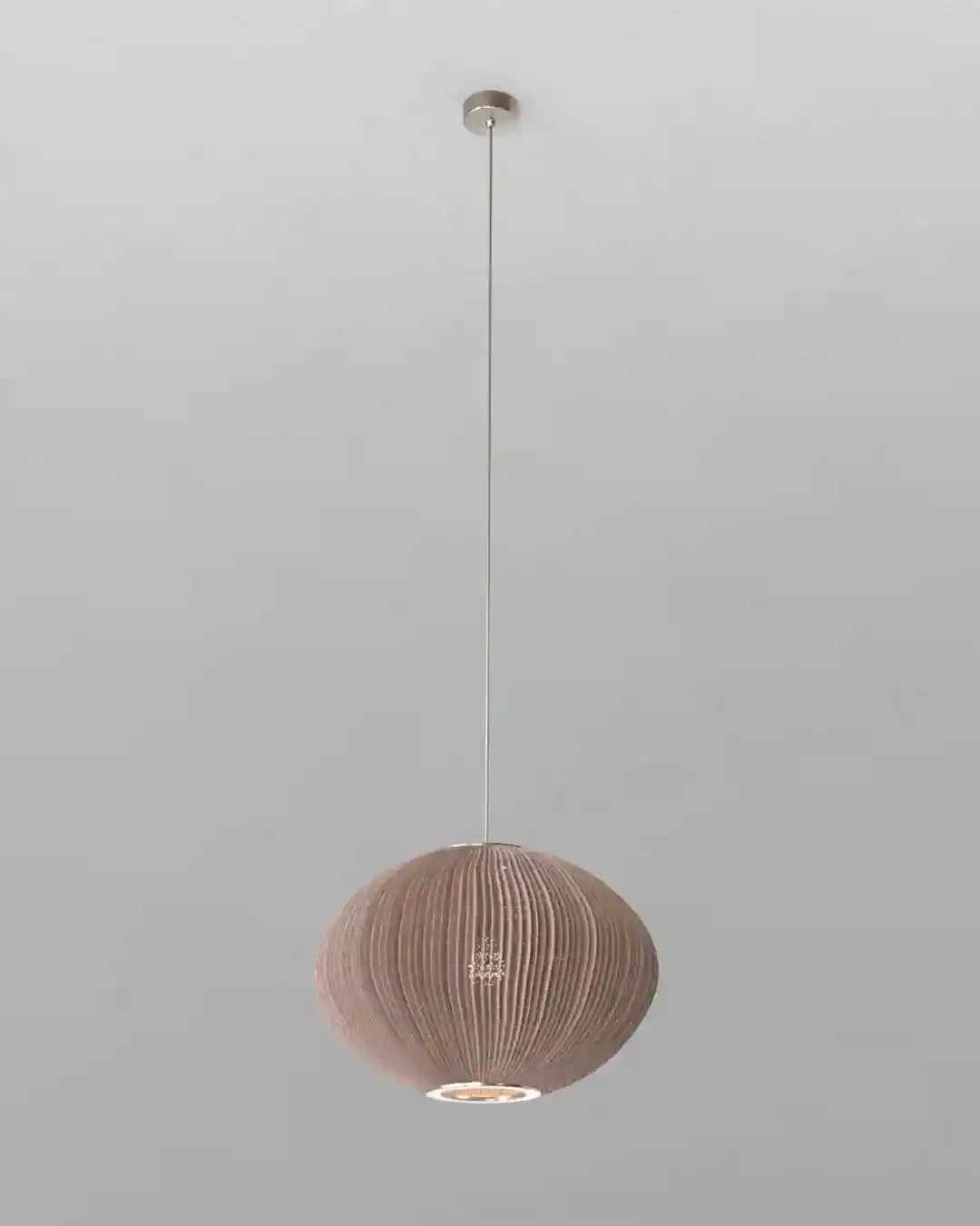 Lámpara colgante esférica de diseño moderno color coral en fondo gris, iluminación decorativa Birot MX