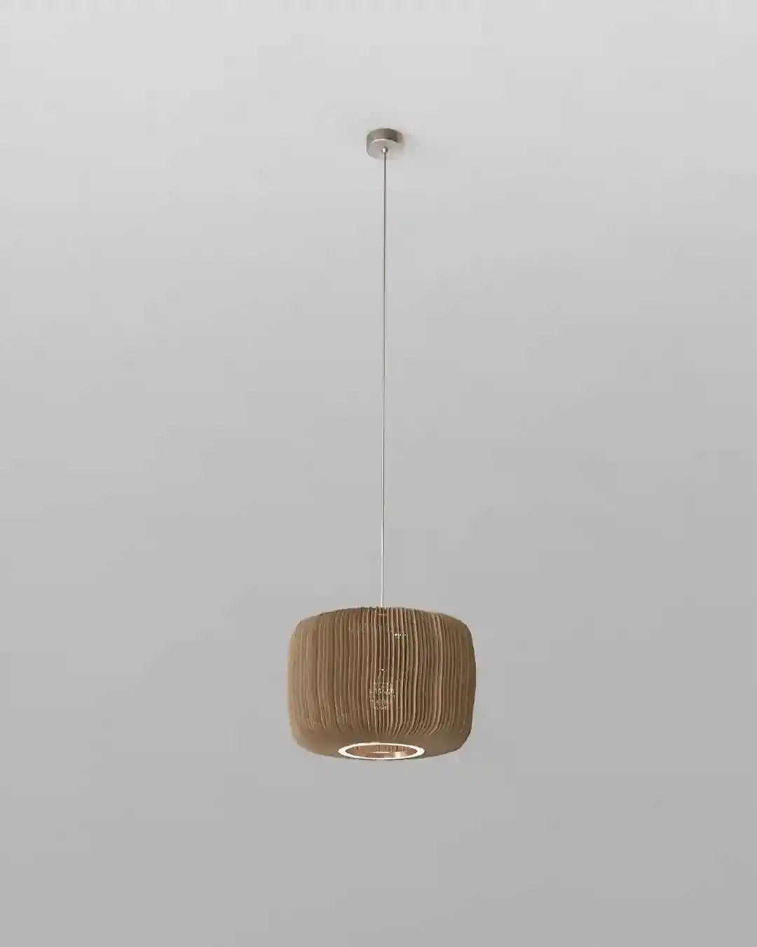 Lámpara colgante de diseño moderno de mimbre beige en fondo blanco, iluminación Birot MX