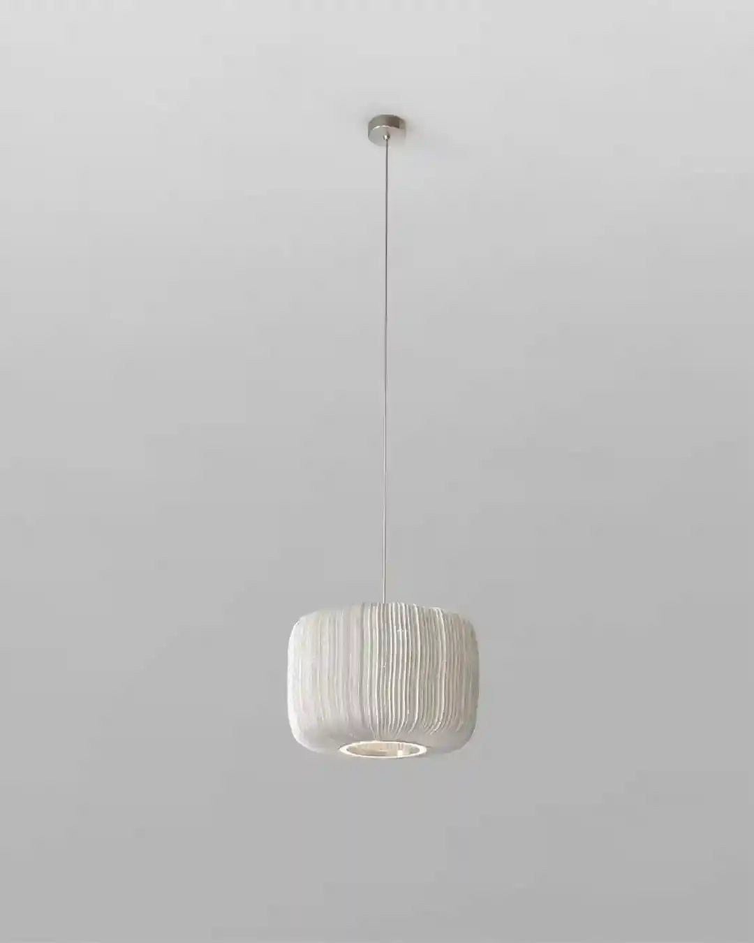 Lámpara colgante moderna de diseño blanco en ambiente minimalista, Birot MX iluminación.