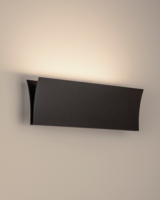 Aplique de pared moderno negro con luz LED indirecta para decoración e iluminación interior.