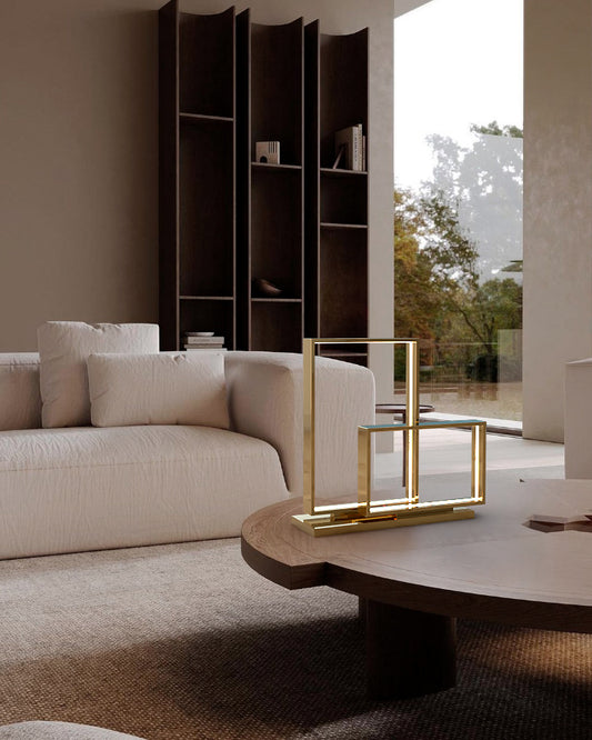 Lámpara de mesa dorada moderna sobre mesa de madera en sala de estar minimalista iluminada