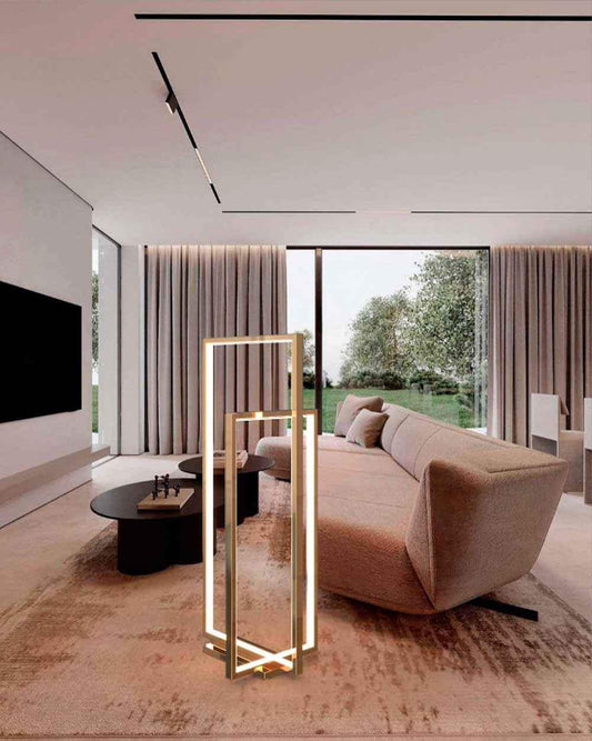 Lámpara de piso moderna dorada en sala de estar minimalista con sofá beige
