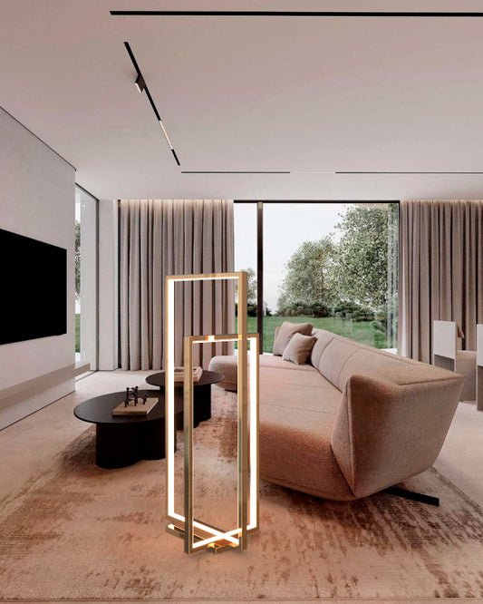 Lámpara de piso moderna dorada en sala de estar minimalista con sofá beige