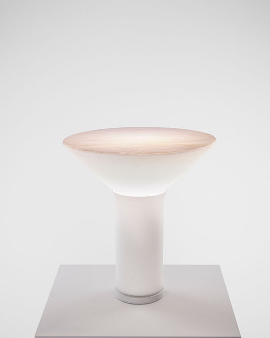 Lámpara de mesa moderna blanca sobre base gris, diseño minimalista, Birot MX boutique de iluminación