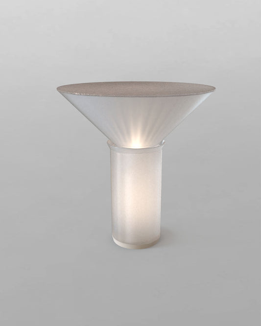 Lámpara de mesa de vidrio soplado Era de a-emotional light en color blanco.