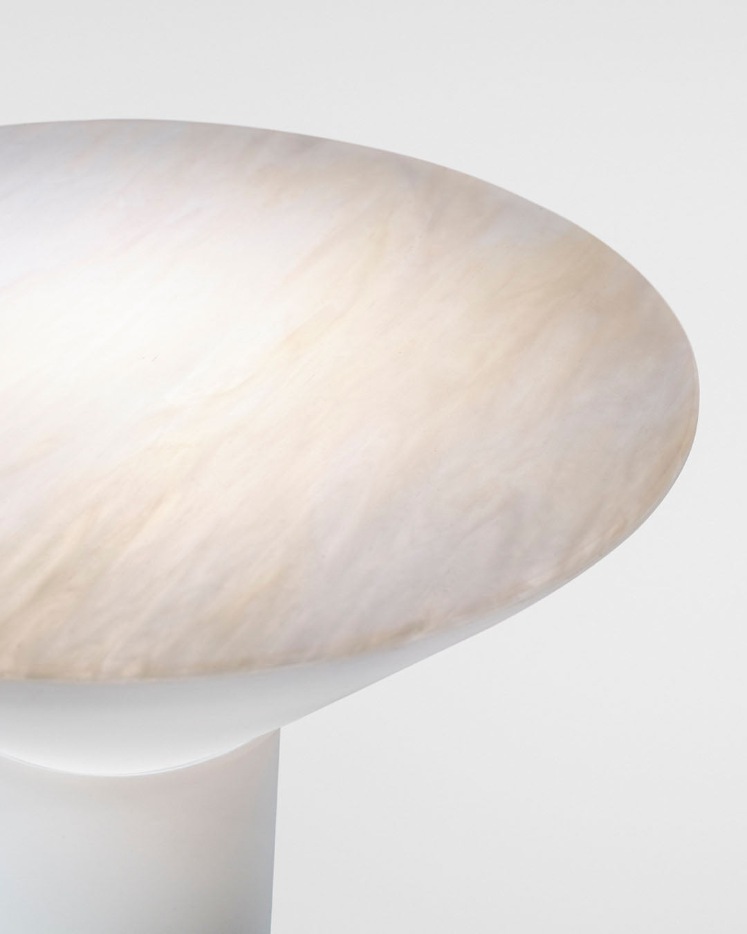 Lámpara de mesa moderna con pantalla curva beige, diseño elegante de Birot MX boutique de iluminación