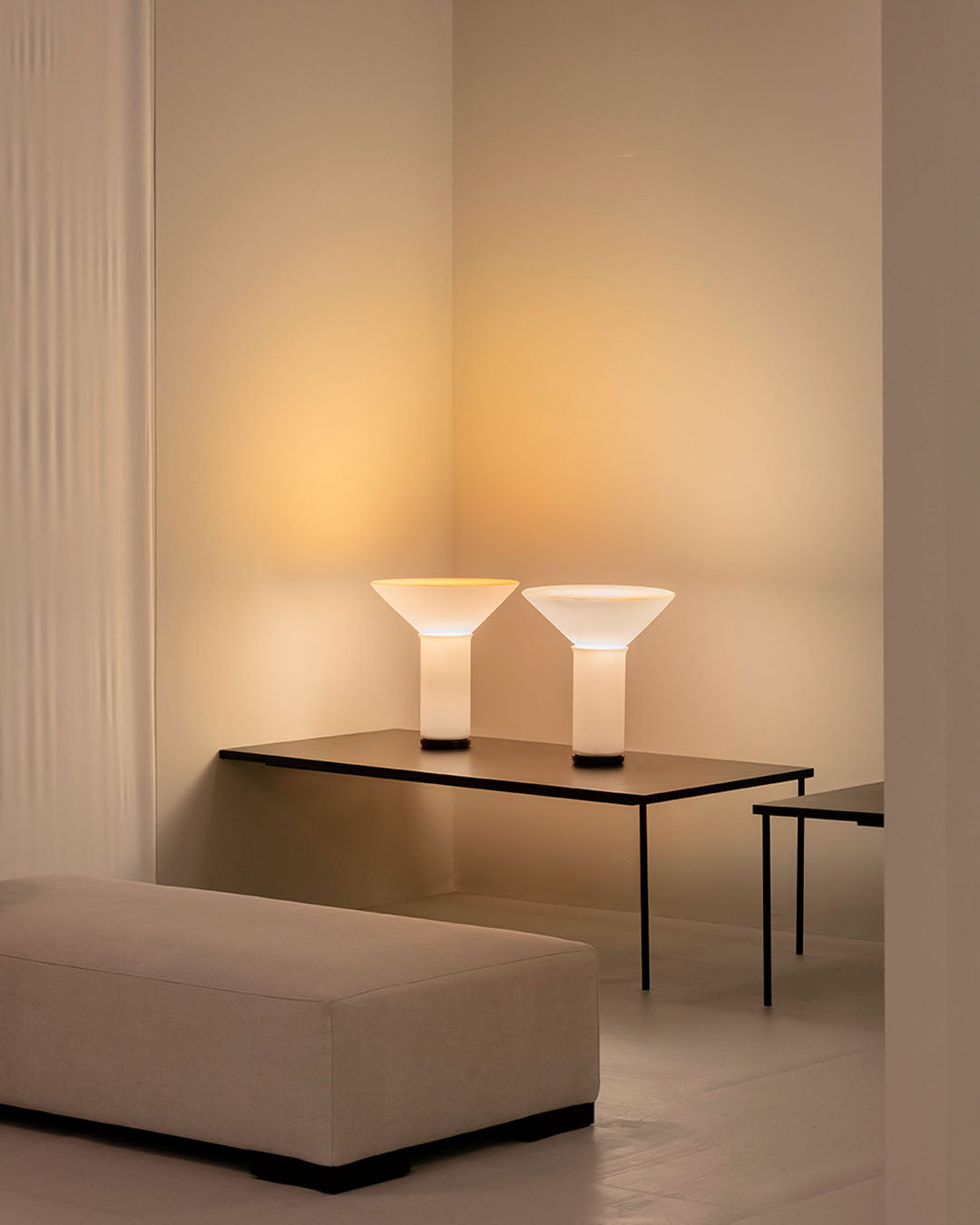 Lámparas de mesa modernas iluminando ambiente minimalista, boutique de iluminación Birot MX