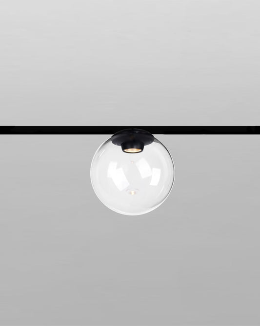 Lámpara colgante moderna de techo con esfera de vidrio transparente y base negra.