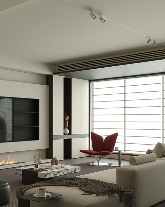 Foco de riel LED moderno en techo de sala minimalista con sillón rojo y ventanal grande