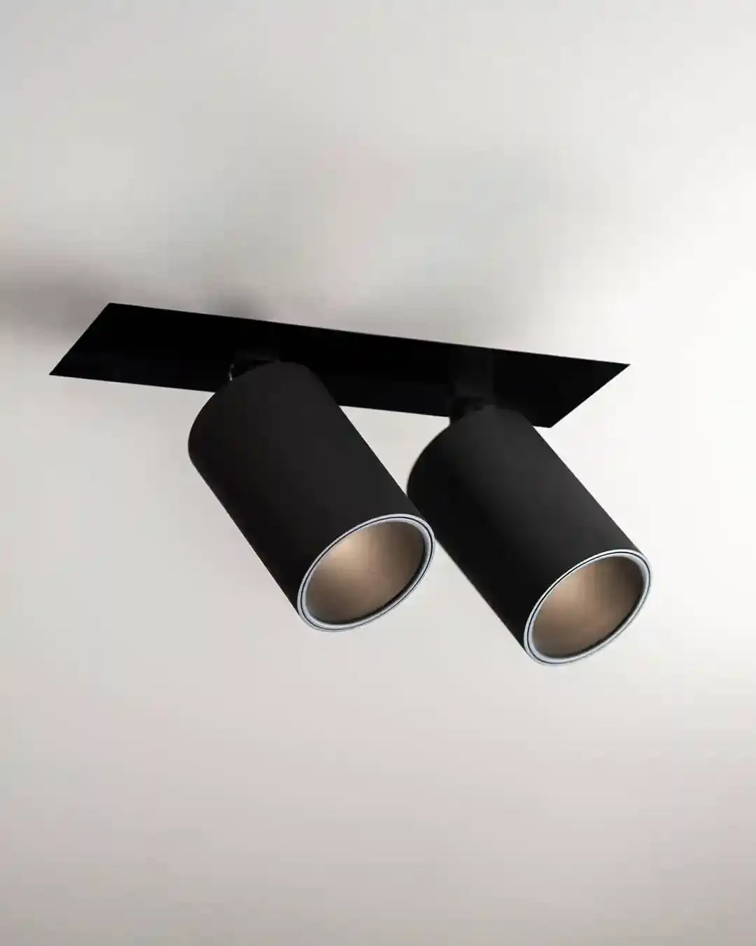 Lámpara de techo negra cilíndrica doble moderna en ambiente minimalista, Birot MX iluminación.