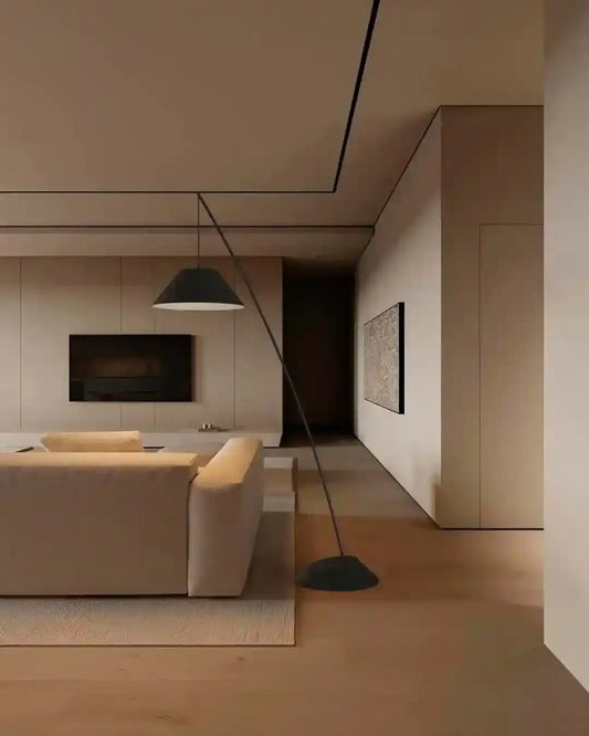 Sala moderna minimalista con sofá beige y lámpara de pie negra, boutique de iluminación Birot MX