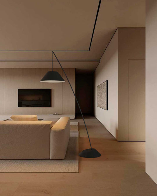 Lámpara de piso arqueda Fishing negra con pantalla cónica textil encendida en sala de estar.