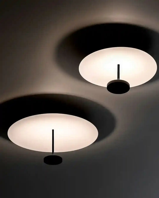 Dos plafones modernos de techo con luz cálida, diseño minimalista, iluminación Birot MX.