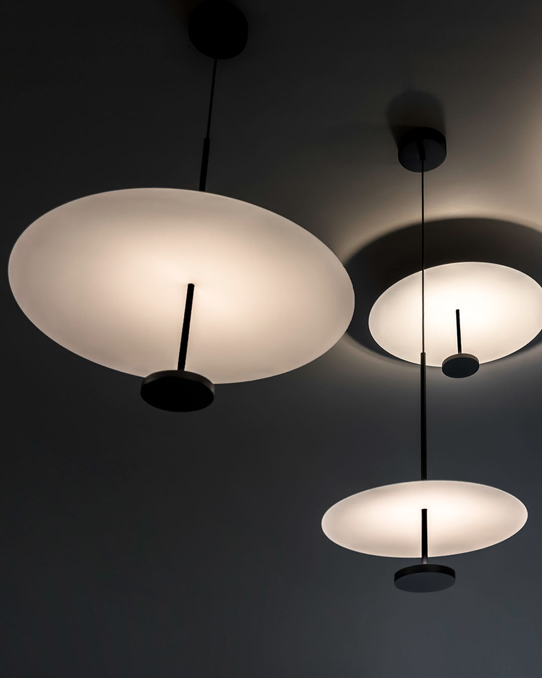 Lámparas colgantes modernas de disco blanco iluminadas, diseño contemporáneo, Birot MX boutique de iluminación.