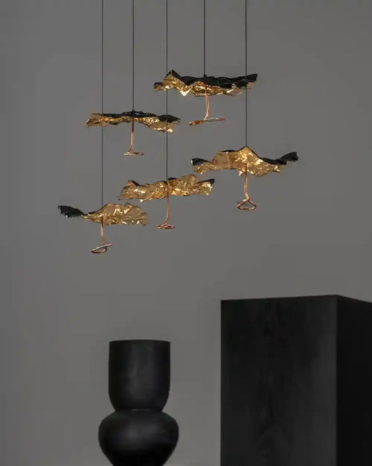 Lámparas colgantes doradas de diseño moderno en ambiente minimalista, Birot MX iluminación.