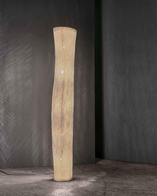 Lámpara de pie moderna texturizada encendida en espacio minimalista, Birot MX iluminación