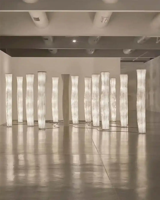 Columnas de luz decorativas modernas en espacio minimalista, boutique de iluminación Birot MX