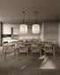 Lámparas colgantes modernas sobre mesa de madera en cocina minimalista, iluminación Birot MX