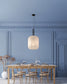 Lámpara colgante de cristal sobre mesa de comedor de madera, interior moderno azul, Birot MX