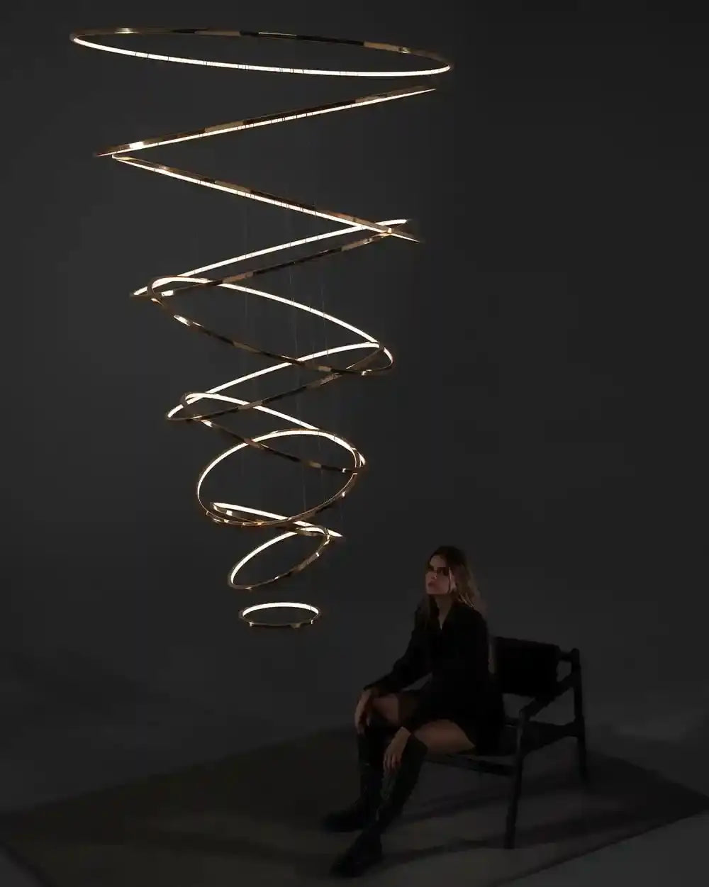 Lámpara colgante moderna en espiral encendida sobre banco, boutique de iluminación Birot MX