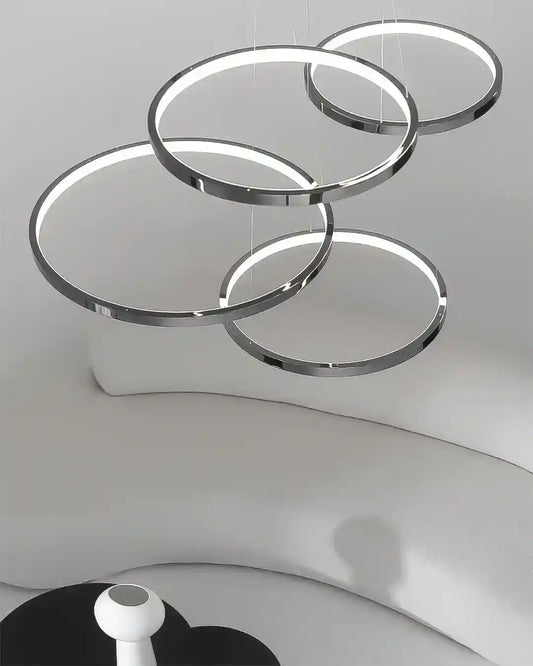 Lámpara colgante de aros LED modernos sobre sala minimalista en tonos claros