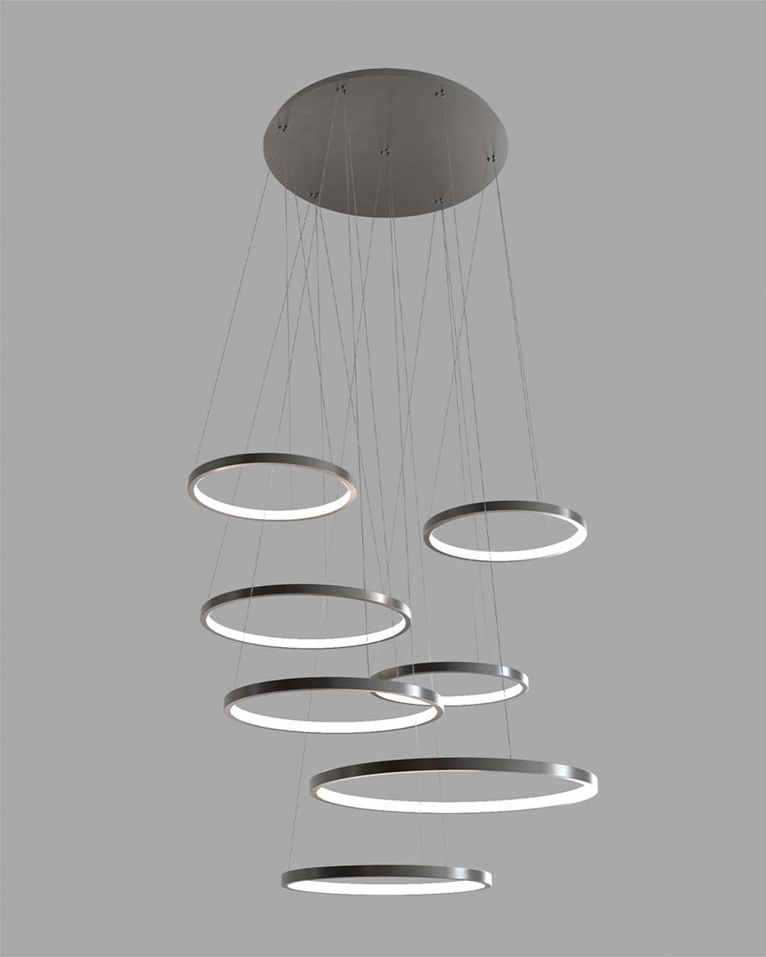 Lámpara de techo moderna con siete aros LED colgantes de diseño minimalista, fondo gris