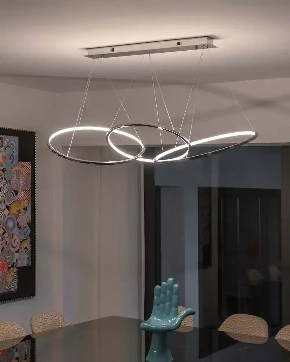 Lámpara colgante moderna de aros LED en comedor elegante, iluminación Birot MX.