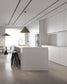Cocina moderna minimalista con lámparas colgantes de diseño y muebles blancos