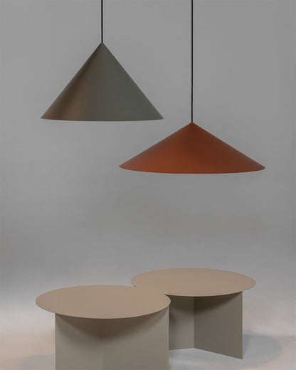 Lámparas colgantes de diseño cónico modernas sobre mesas redondas en ambiente minimalista.