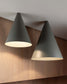 Lámparas de techo cónicas modernas en ambiente interior con pared de madera.